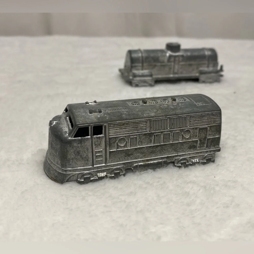 midgetoy vintage metal toy train Lot Of 2 Train Cars - Picture 12 of 16